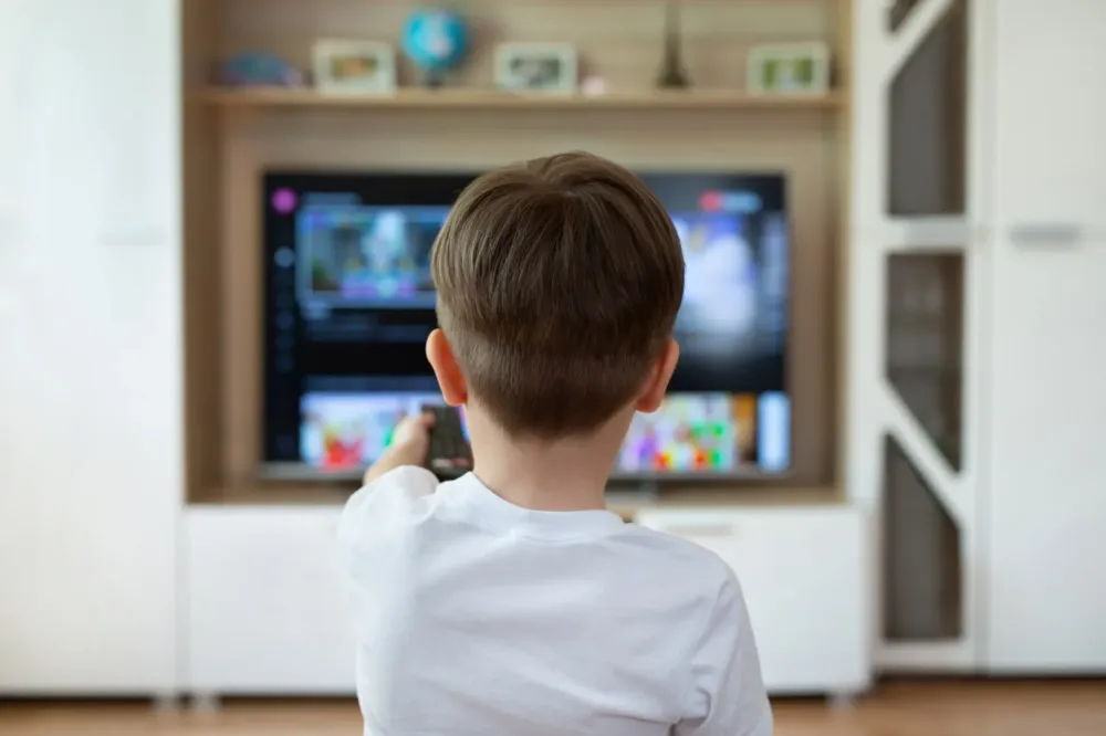 enfant devant télévision